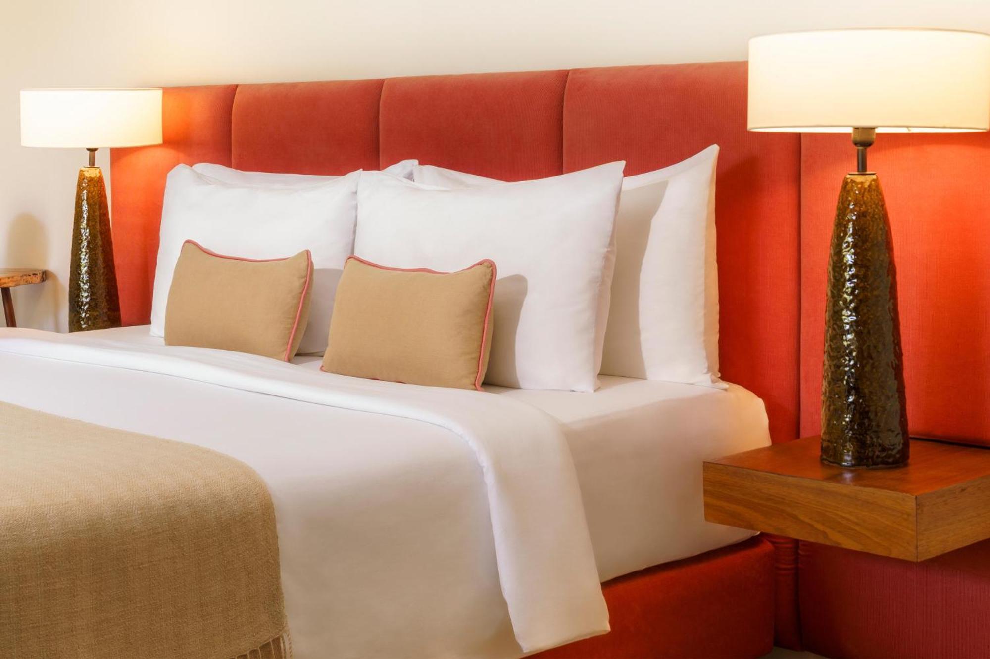 โรงแรมวิโรท นิววิง 5*