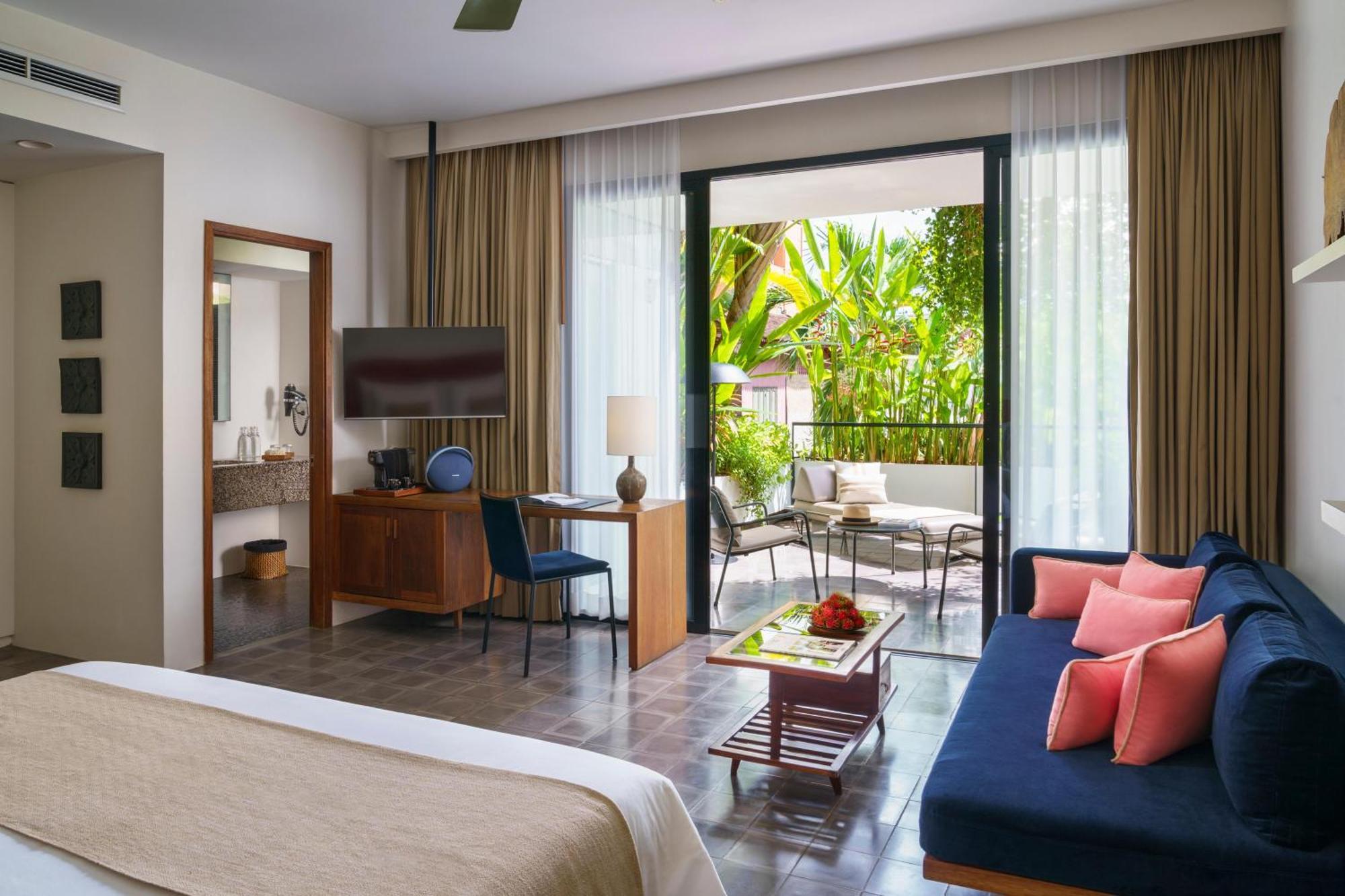 โรงแรมวิโรท นิววิง