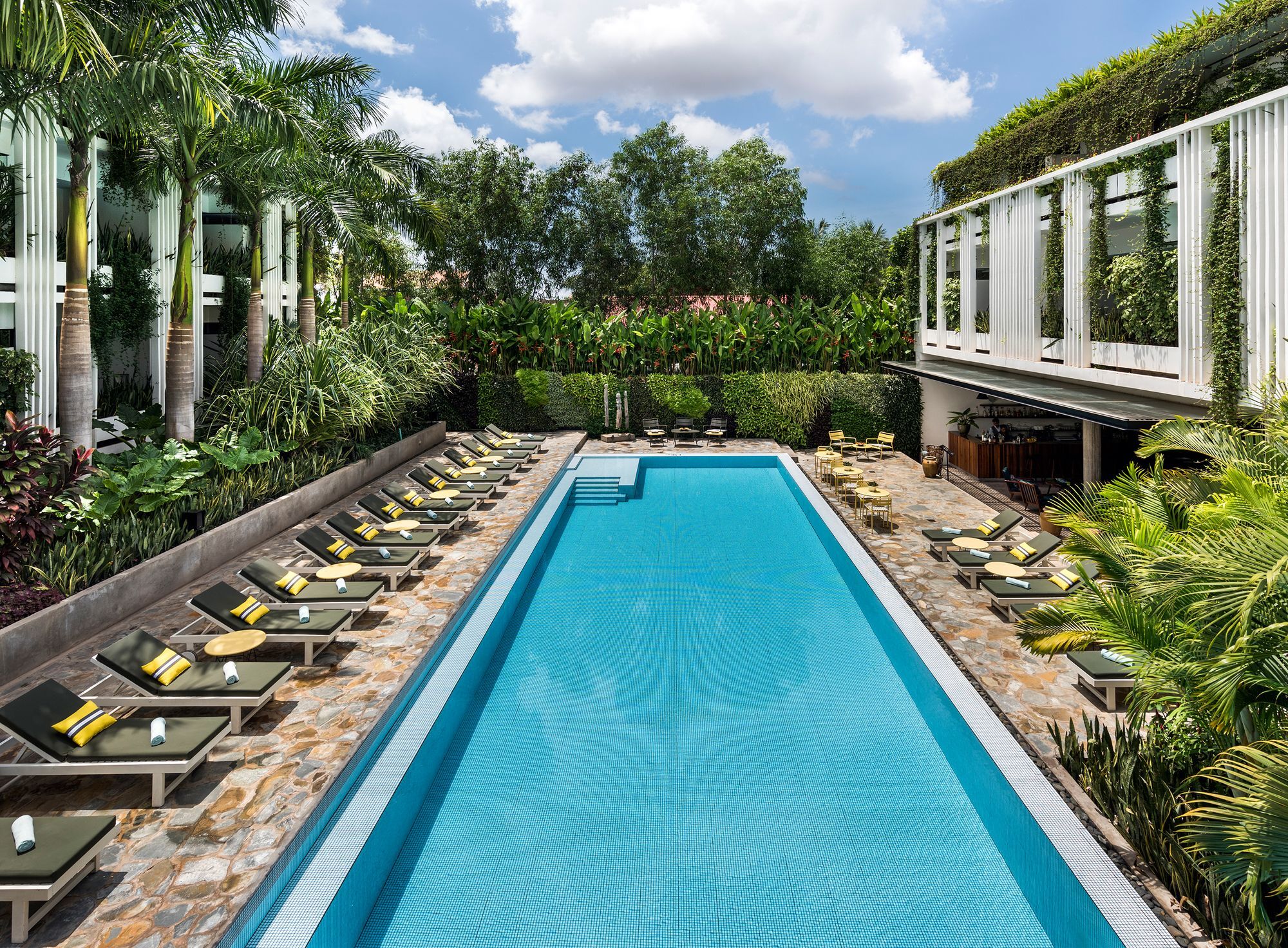 โรงแรม โรงแรมวิโรท นิววิง