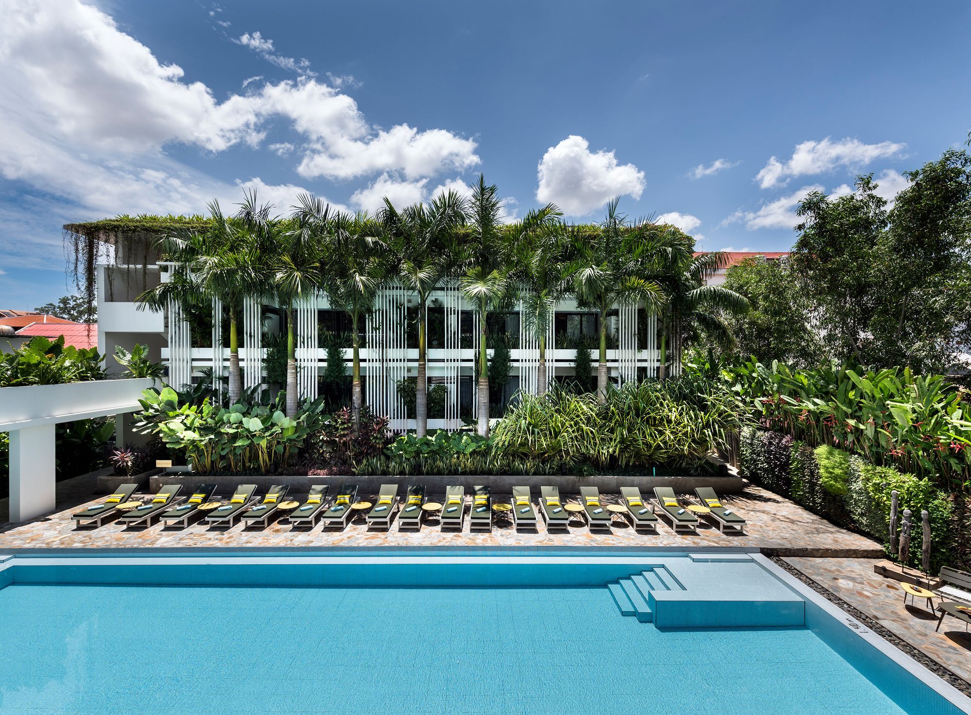 โรงแรมวิโรท นิววิง โรงแรม